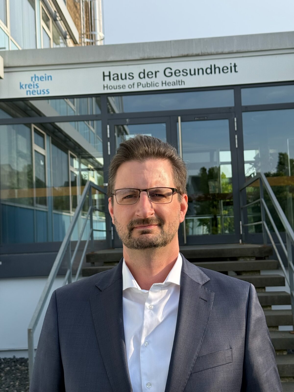 Mathias Junggeburth mit eine Besucherin im Rollstuhl.