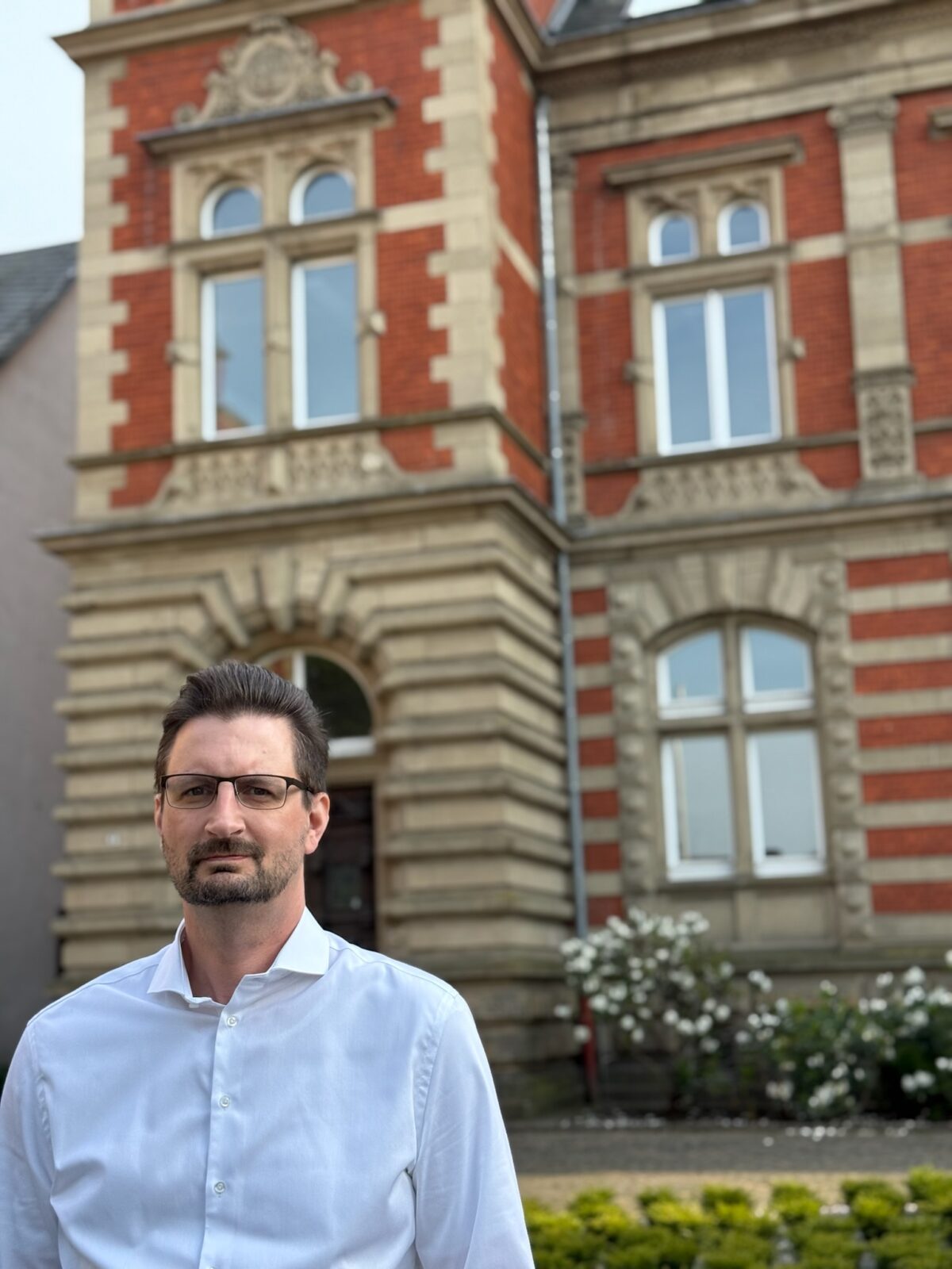 Mathias Junggeburth vor dem Kreishaus Grevenbroich