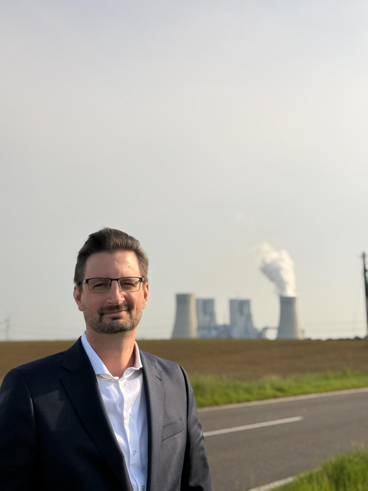 Mathias Junggeburth in Neurath, im Hintergrund das RWE Power AG Kraftwerk