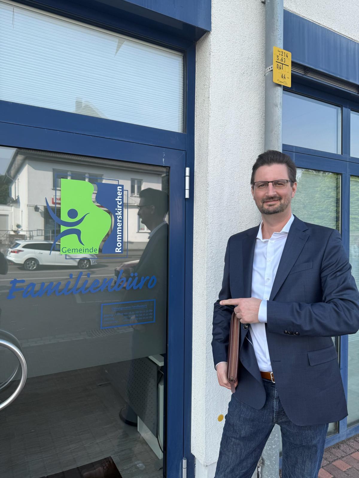 Mathias Junggeburth mit eine Besucherin im Rollstuhl.