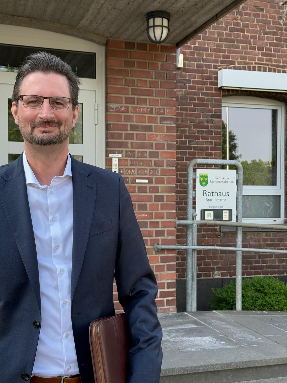 Mathias Junggeburth mit eine Besucherin im Rollstuhl.